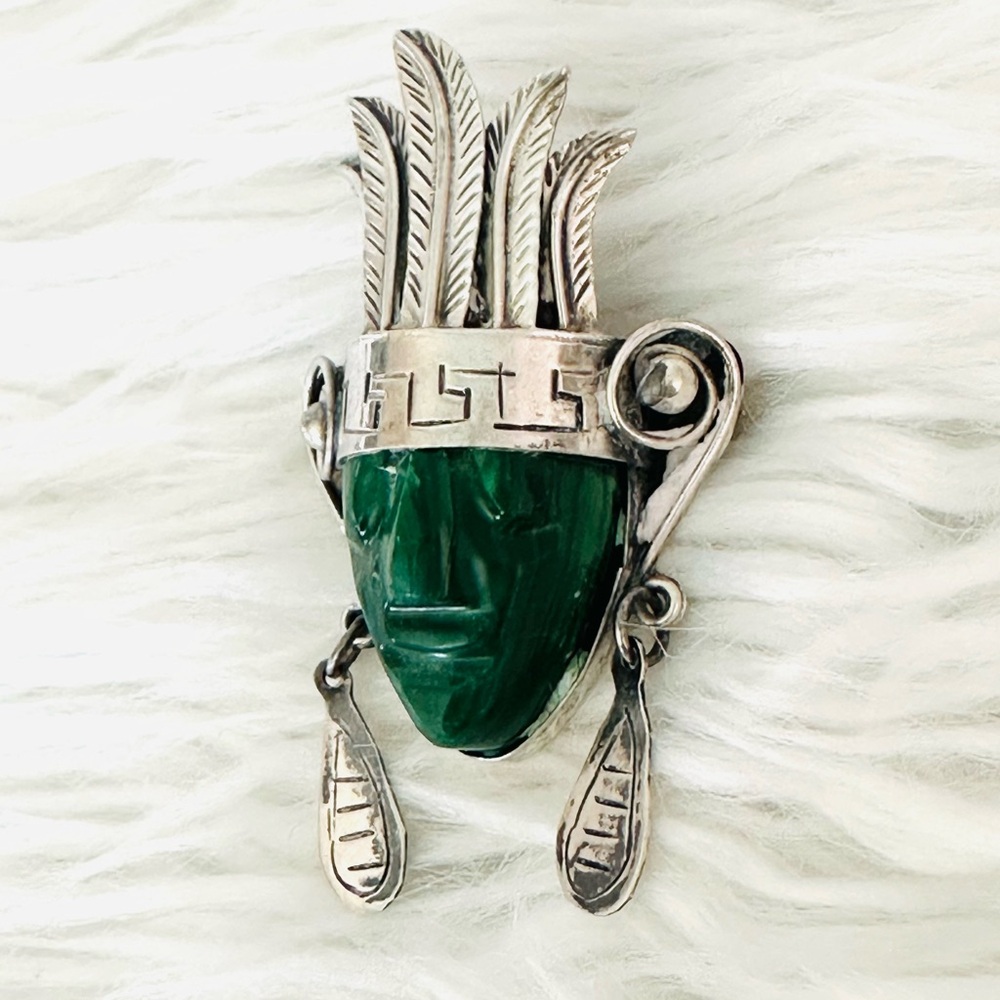 Vintage Taxco Mexican Sterling Mask Brooch Large Green Agate and Stamped Details - Picture 5 of 10